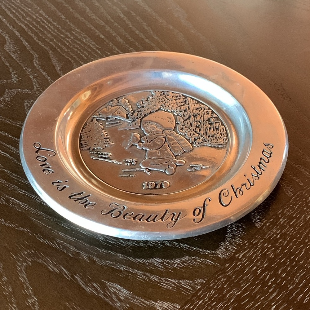 Vintage Wilton 1979 Love is the Beauty of Christmas pewter plate 7.75” diameter - Picture 2 of 8